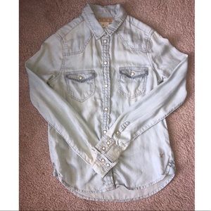 American Eagle Chambray Button Down Shirt